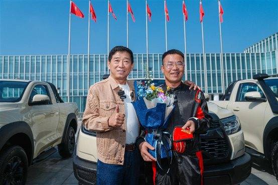 E:\【月度稿件】月费 强化稿件\【月度稿件】2025年月度 强化稿件\9月\【图包】从“交车”到“交底”：魏建军为V6火炮首批车主交车\12.jpg